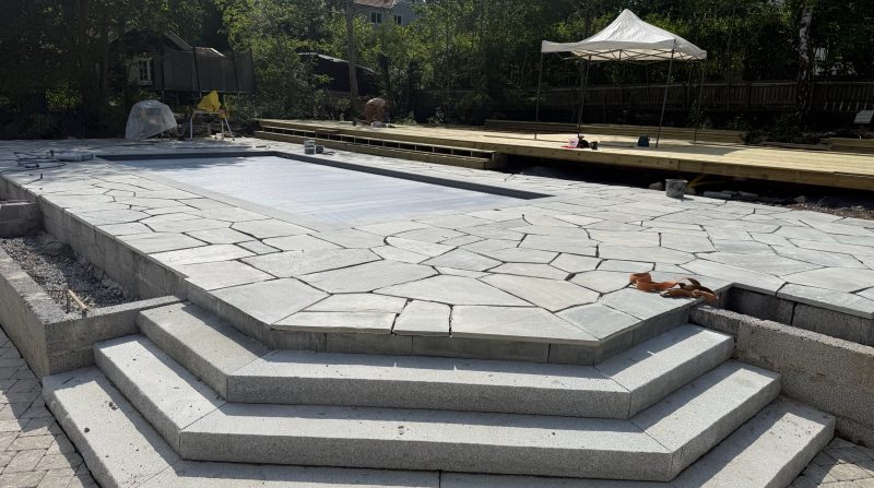 Stenyta kring pool