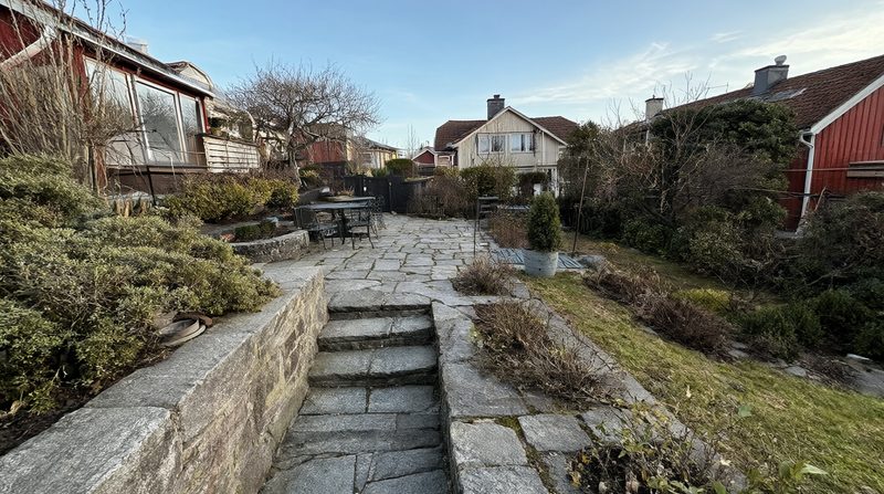 Stödmurar och trappor i trädgården